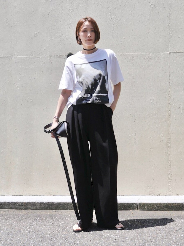 2026夏大人女性おすすめ白T黒ワイドパンツコーデ