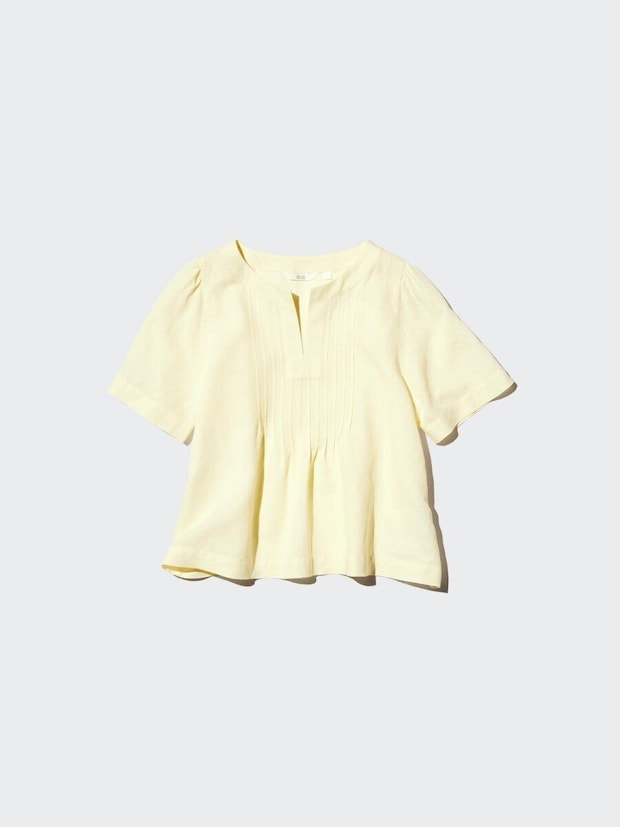 淡い黄色のリネンブレンドキーネックブラウス。胸元にピンタックが入っている。