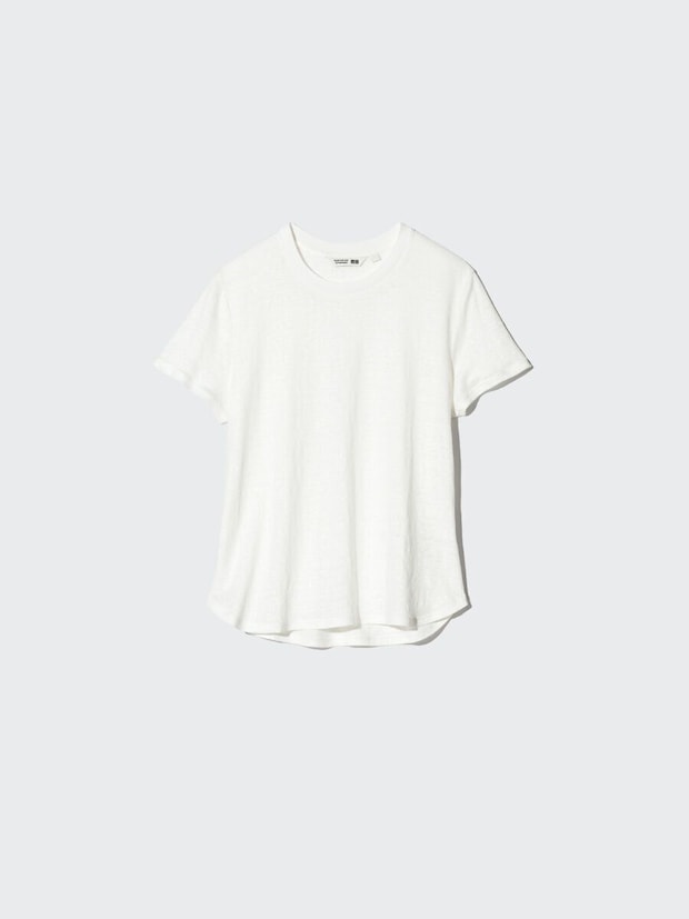 白いリネンクルーネックTシャツ。シンプルなデザインで裾はラウンドヘム。