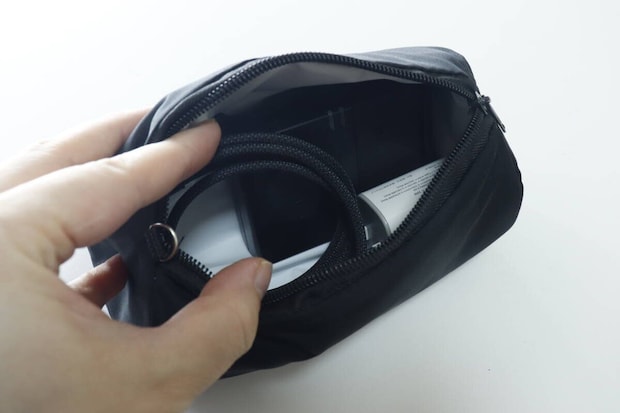 黒いポーチにガジェットを収納している様子