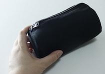 100均で理想形を見つけた！ファスナー開けて即買い決定！ありそうでなかった黒ポーチ