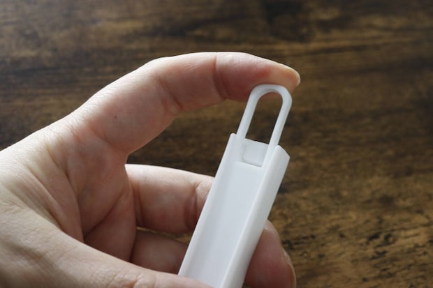 サッシ用ほうきセット上部の輪っか部分を右手の指で押している
