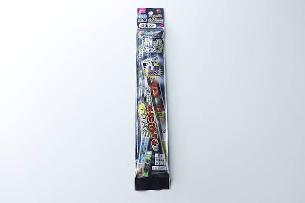 『蟲神器バトルえんぴつ』の細長いパッケージを正面から