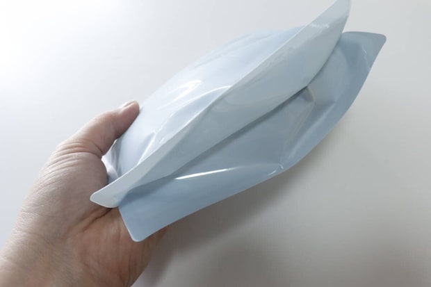 手のひらに水色の保冷剤付ジップバッグを2枚重ねて持っている様子