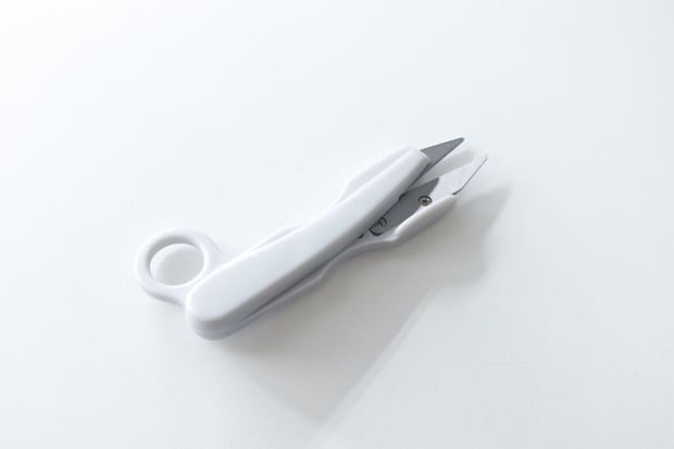 白い「指通し付にぎりハサミ」を上から見た全体像