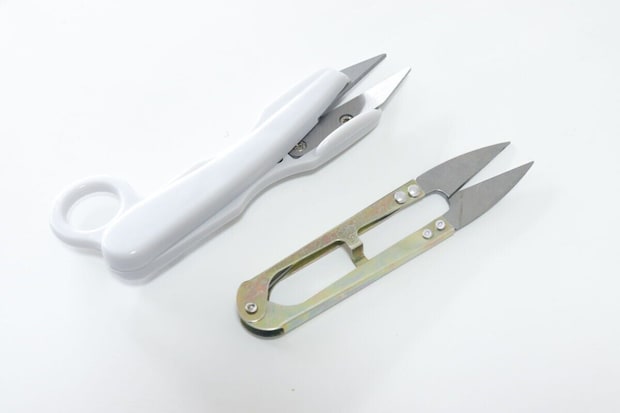 指通し付ハサミと一般的な糸切りばさみを並べて比較