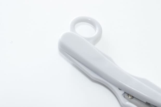 白い「指通し付にぎりハサミ」の指通し部分のアップ