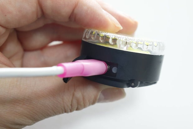 ライト本体のType-C充電ポートにピンクのケーブルを挿している ライト本体のType-C充電ポートにピンクのケーブルを挿している