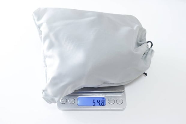 巾着に入ったスリッパを計量器に乗せ54.8gと表示 巾着に入ったスリッパを計量器に乗せ54.8gと表示
