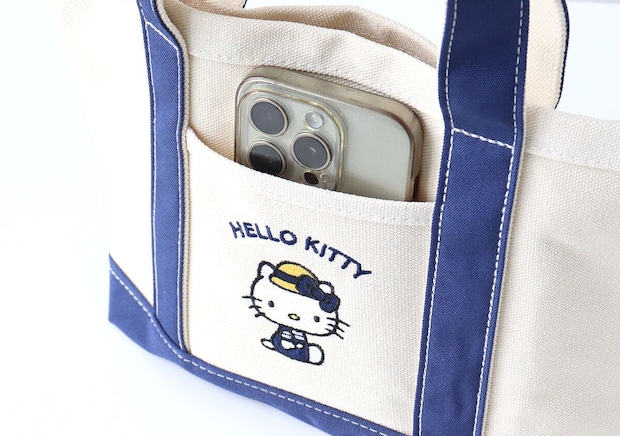 ランチトートのフロントポケットにスマートフォンが入っている