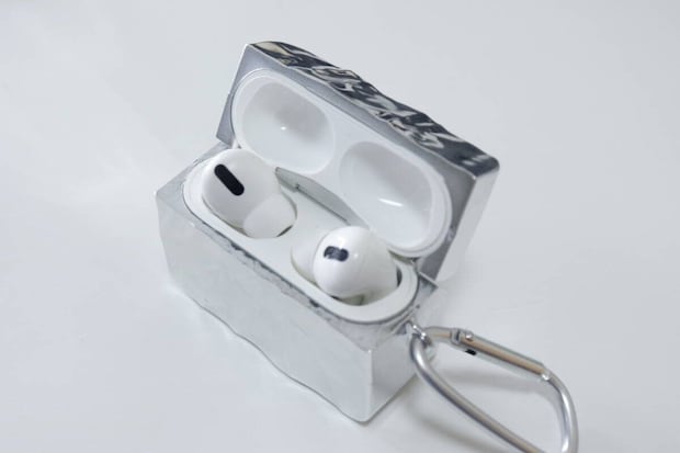 シルバーのメッキ色イヤホンケースにAirPods Proを装着した状態
