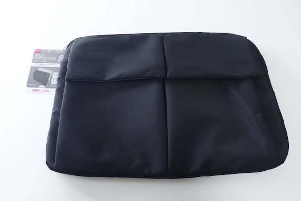 黒いマルチケースの全体像と左上に貼られた商品タグ