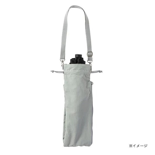 グレーの傘用トートバッグ。中に黒い折りたたみ傘が入っている。
