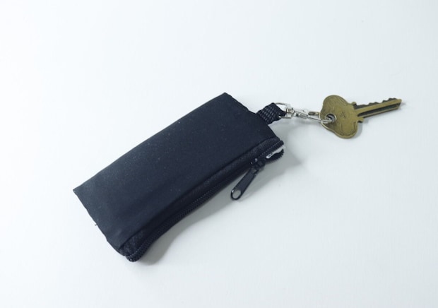 100均で買ったら大当たり！「汚れたら拭けるって便利！」バッグにつけられるミニポーチ
