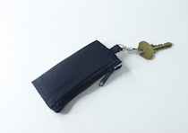 100均で買ったら大当たり！「汚れたら拭けるって便利！」バッグにつけられるミニポーチ