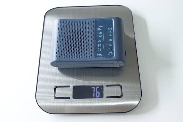 デジタルスケールで測ったラジオの重さ76g