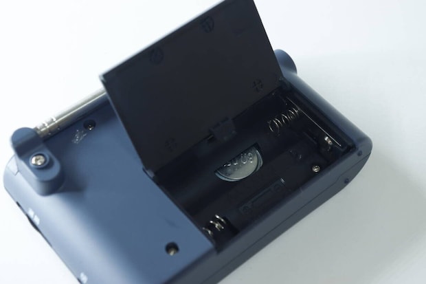 ラジオ裏面の開いた電池ボックス