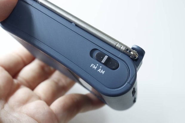 ラジオ本体側面にあるAM/FM切り替えスイッチ ラジオ本体側面にあるAM/FM切り替えスイッチ