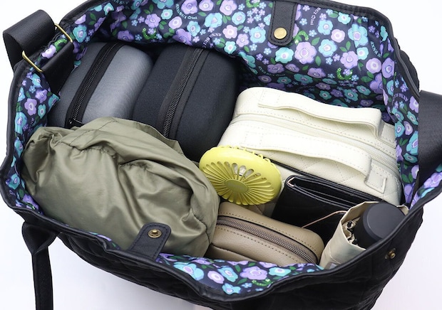 バッグの中にポーチや水筒など様々な荷物が入っている バッグの中にポーチや水筒など様々な荷物が入っている