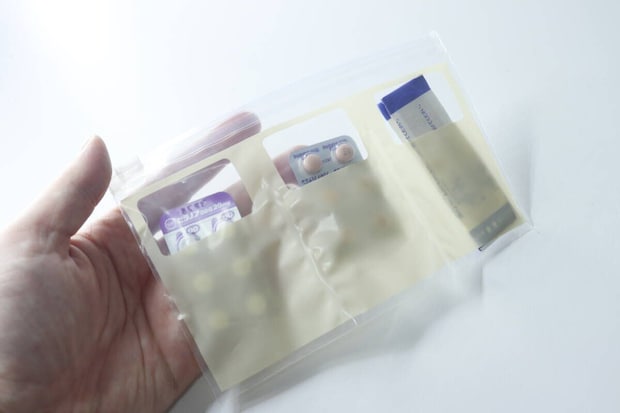 ダイソー仕切り付きスライダーバッグに錠剤シートを入れている