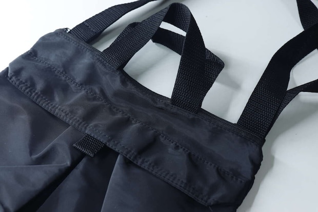 黒い2WAYショルダーバッグの持ち手とメイン収納のファスナー部分を接写