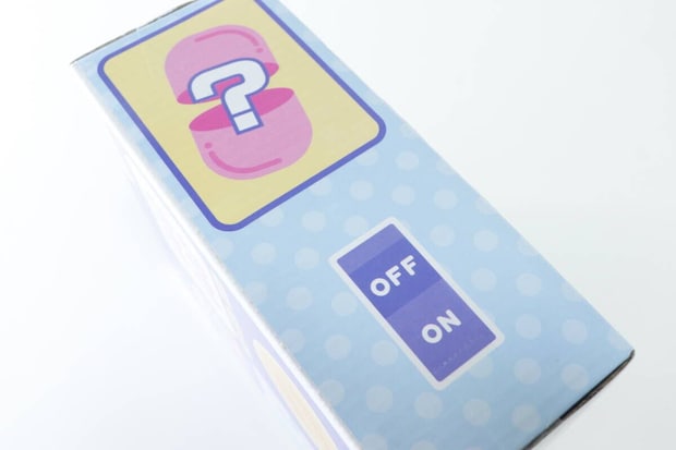 ガチャガチャボックス側面の「？」マークとON/OFFスイッチのイラスト