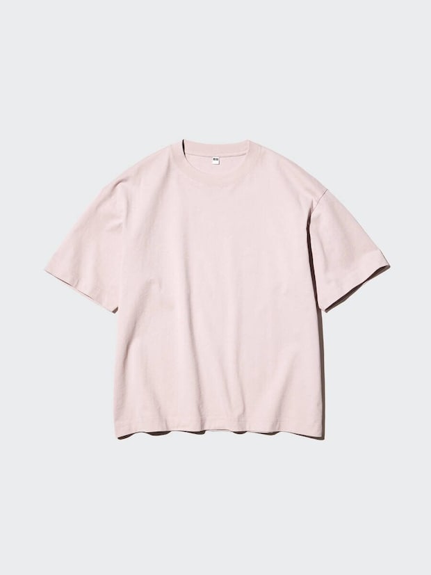 淡いピンク色の半袖Tシャツが平置きされている