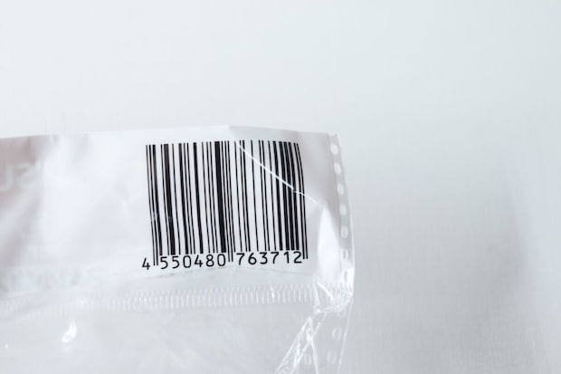 透明な袋に印刷された商品のバーコード