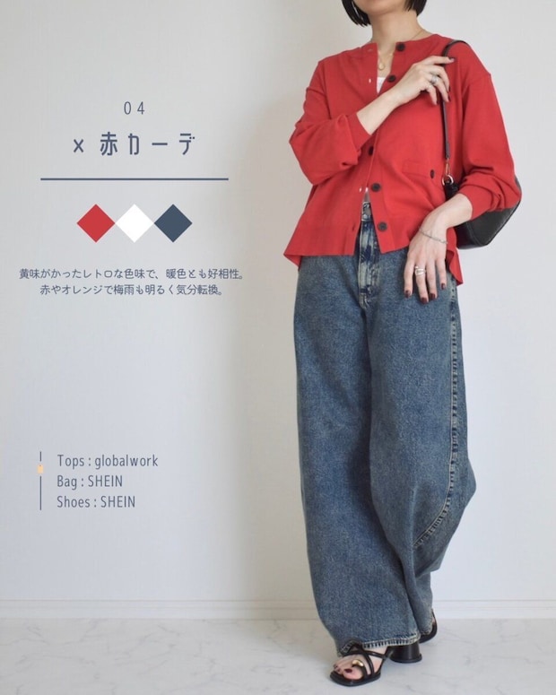 女性が赤いカーディガンとGUの3Dバレルジーンズを着用 女性が赤いカーディガンとGUの3Dバレルジーンズを着用