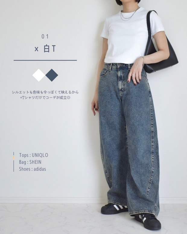 女性が白いTシャツとGUの3Dバレルジーンズを着用 女性が白いTシャツとGUの3Dバレルジーンズを着用