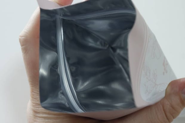 開いたアルミジップバッグの内側、アルミ素材が見える
