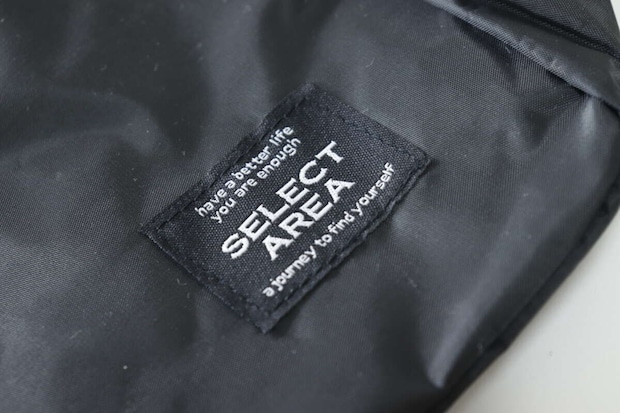 黒いショルダーバッグのフロントにある「SELECT AREA」タグ