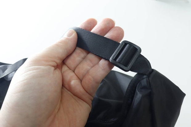 黒いショルダーバッグの長さ調整可能な肩紐と金具 黒いショルダーバッグの長さ調整可能な肩紐と金具