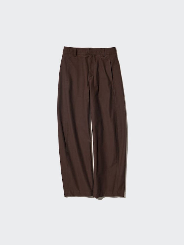 茶色のジャージーバレルレッグパンツが平置きされている