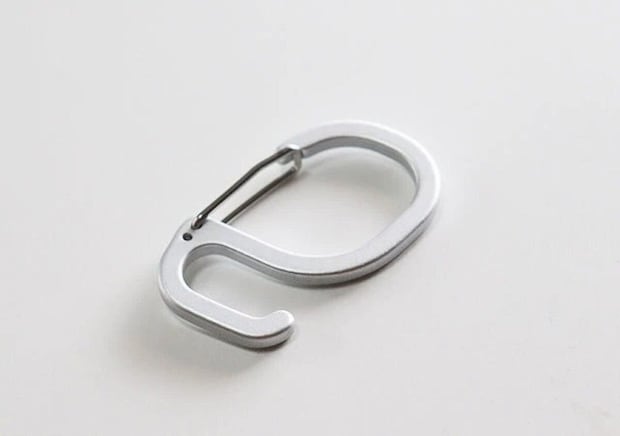 銀色のアルミS字フック（ストッパー付）の単体