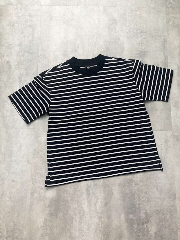 黒地に白の細いボーダー柄Tシャツを平置きした俯瞰写真