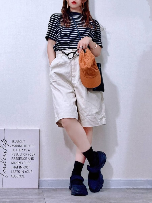黒白ボーダーTシャツにハーフパンツ、キャップ、伊達メガネを合わせた女性の全身コーデ 黒白ボーダーTシャツにハーフパンツ、キャップ、伊達メガネを合わせた女性の全身コーデ