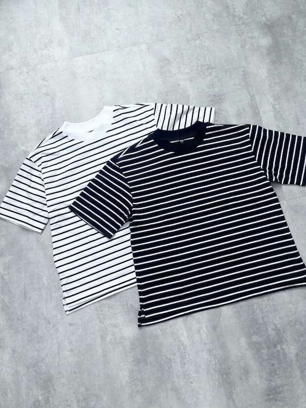白黒と黒白のボーダーTシャツ2枚を重ねて平置きした俯瞰写真 白黒と黒白のボーダーTシャツ2枚を重ねて平置きした俯瞰写真