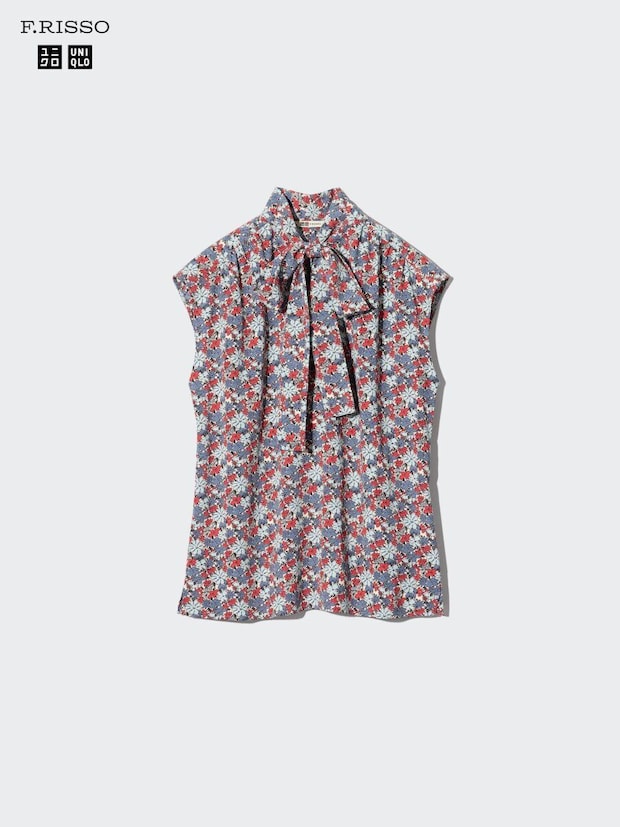 赤と青の花柄が特徴のボウタイノースリーブブラウス