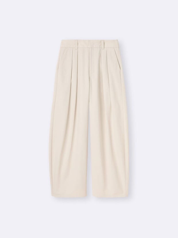 オフホワイトのチノタックバレルパンツ オフホワイトのチノタックバレルパンツ
