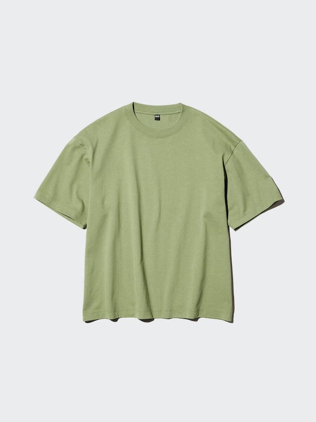 淡い緑色の無地の半袖Tシャツ