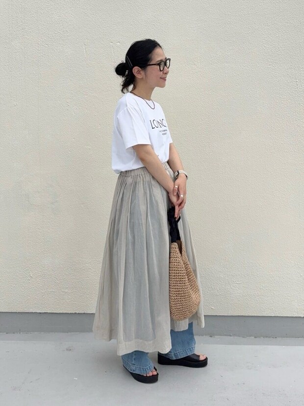 白Tシャツとシアースカート、デニムのレイヤードスタイル