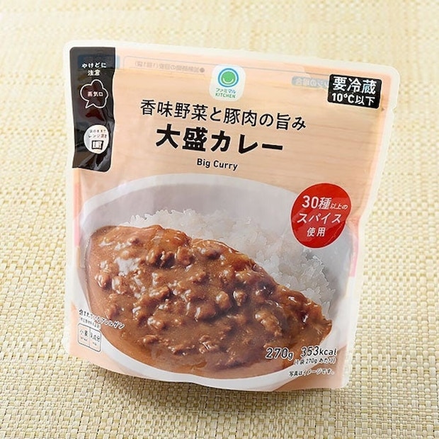 ファミマルKITCHEN香味野菜と豚肉の旨み大盛カレーのパッケージ