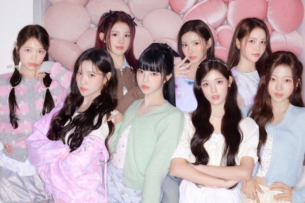 9人組ガールズグループ「Hearts2Hearts」がピンクの背景でポーズをとっている 9人組ガールズグループ「Hearts2Hearts」がピンクの背景でポーズをとっている