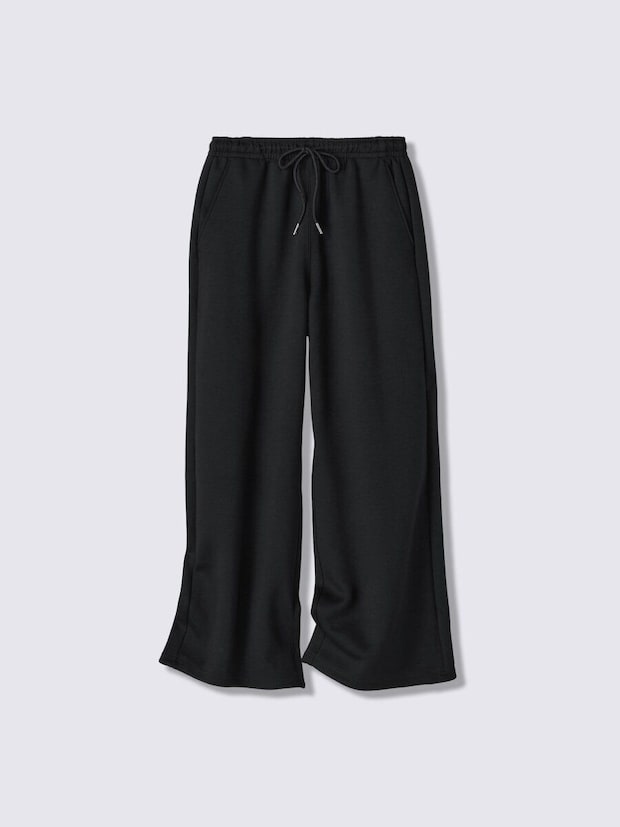 黒のスムーススウェットバギーパンツ。ウエストゴムと紐。