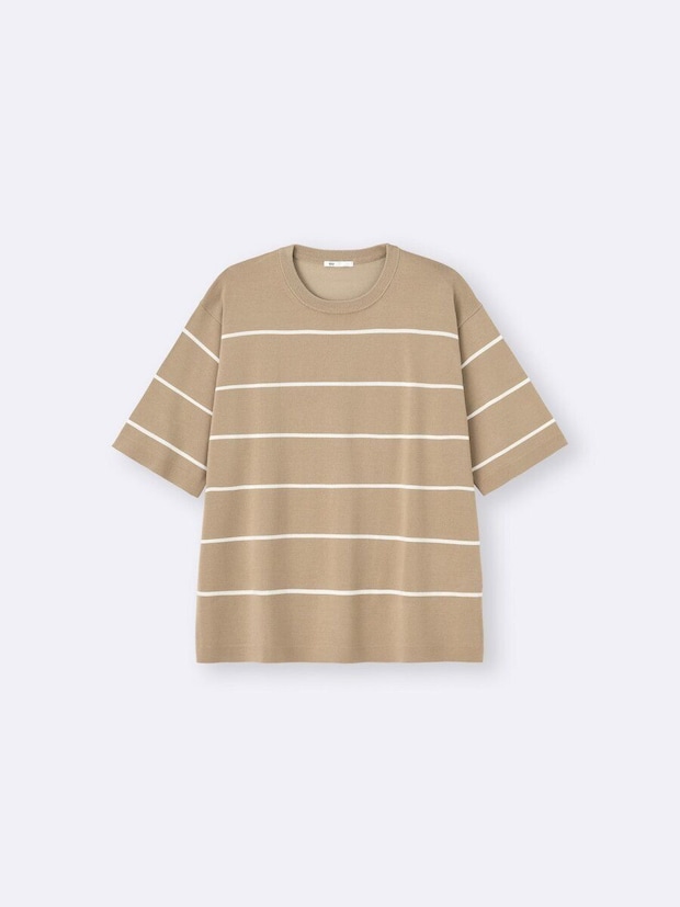ベージュ地に白ボーダーの半袖Tシャツを平置きした様子 ベージュ地に白ボーダーの半袖Tシャツを平置きした様子