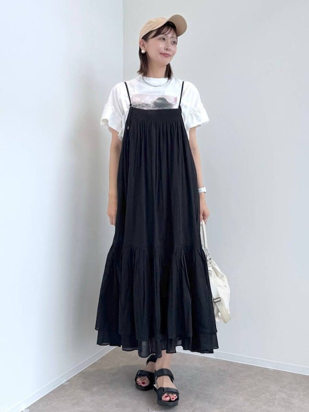 白Tシャツと黒キャミワンピを重ね着した女性 白Tシャツと黒キャミワンピを重ね着した女性