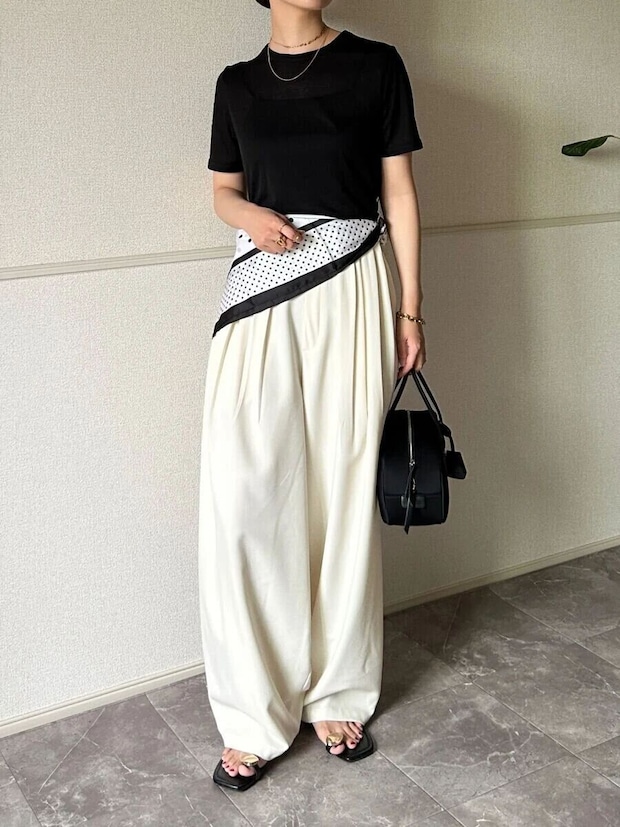 黒シアーTと白パンツにスカーフを巻いた女性 黒シアーTと白パンツにスカーフを巻いた女性