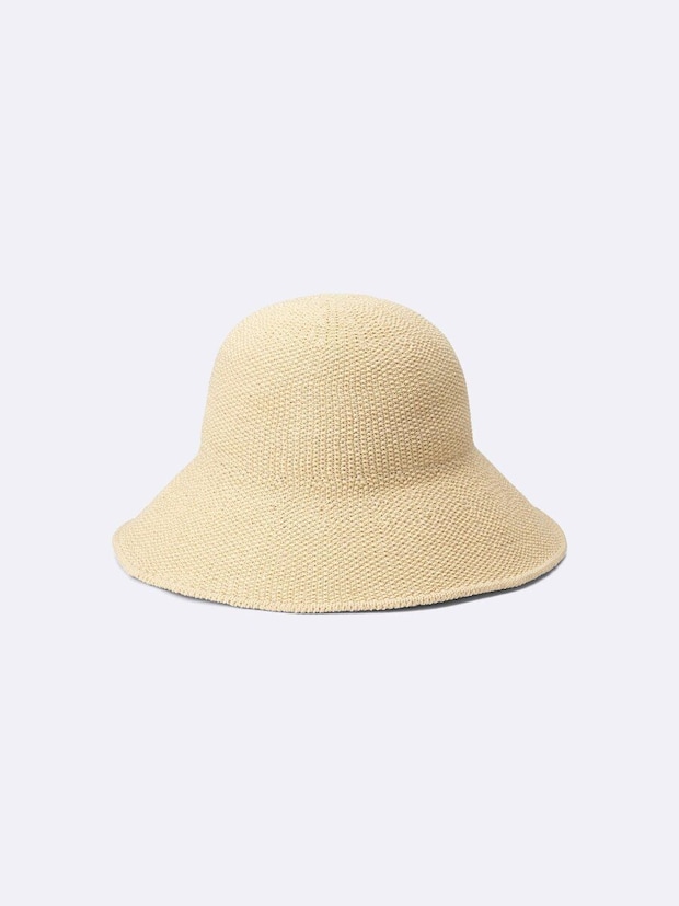 ベージュの麦わら風ワイドブリムハット。つばが広め。 ベージュの麦わら風ワイドブリムハット。つばが広め。