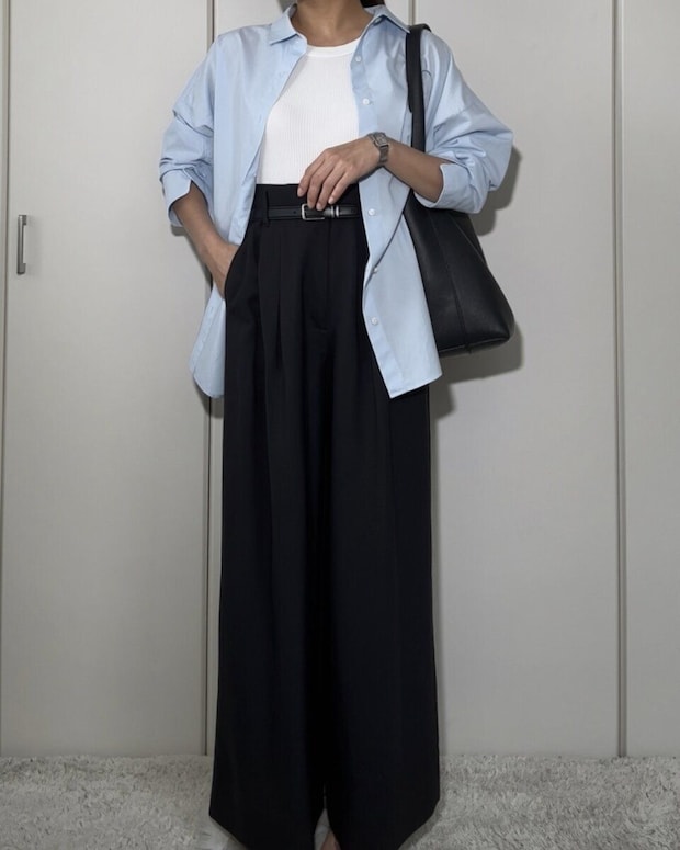 サックスシャツと黒ワイドパンツのハンサムコーデ全身 サックスシャツと黒ワイドパンツのハンサムコーデ全身
